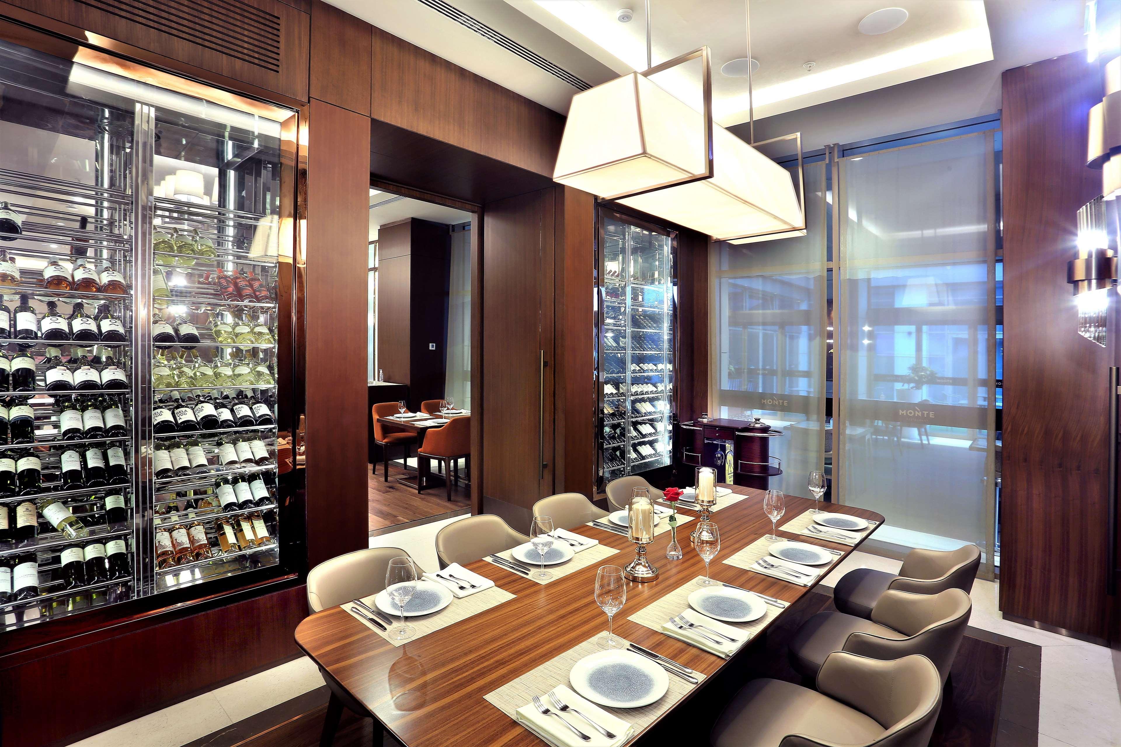 Doubletree By Hilton Skopje Hotel Luaran gambar The interior of the restaurant