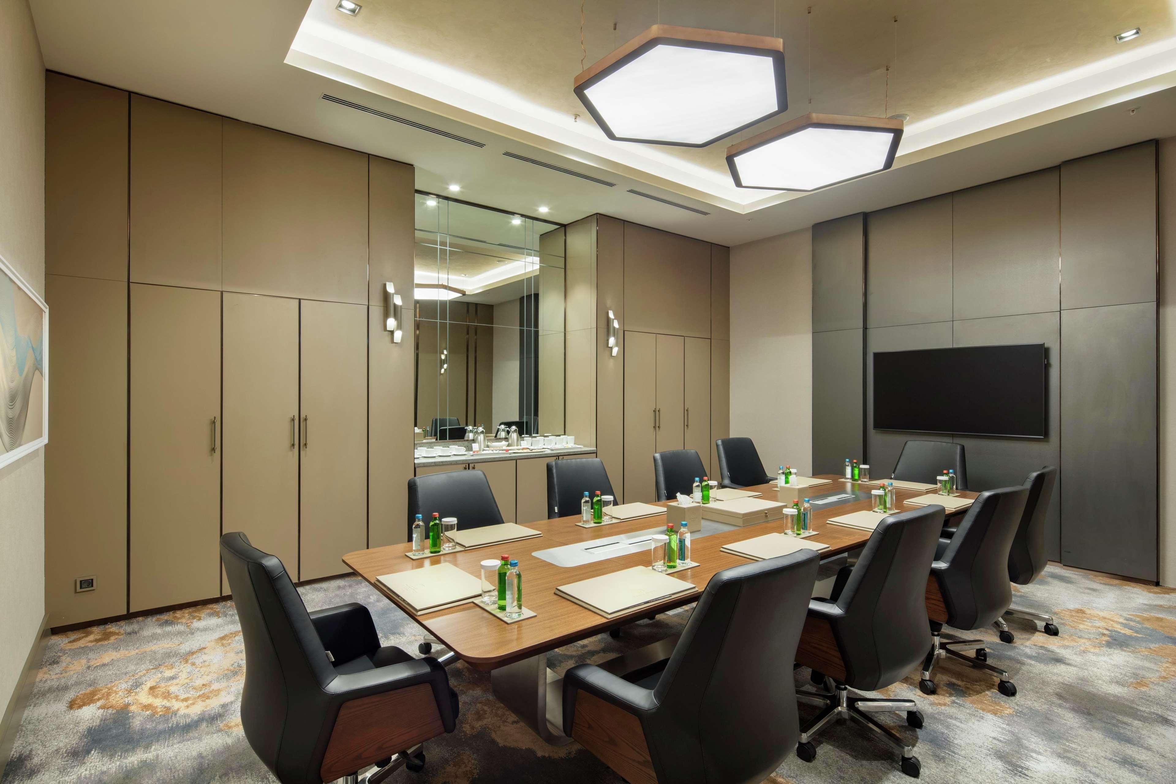 Doubletree By Hilton Skopje Hotel Luaran gambar Meeting room