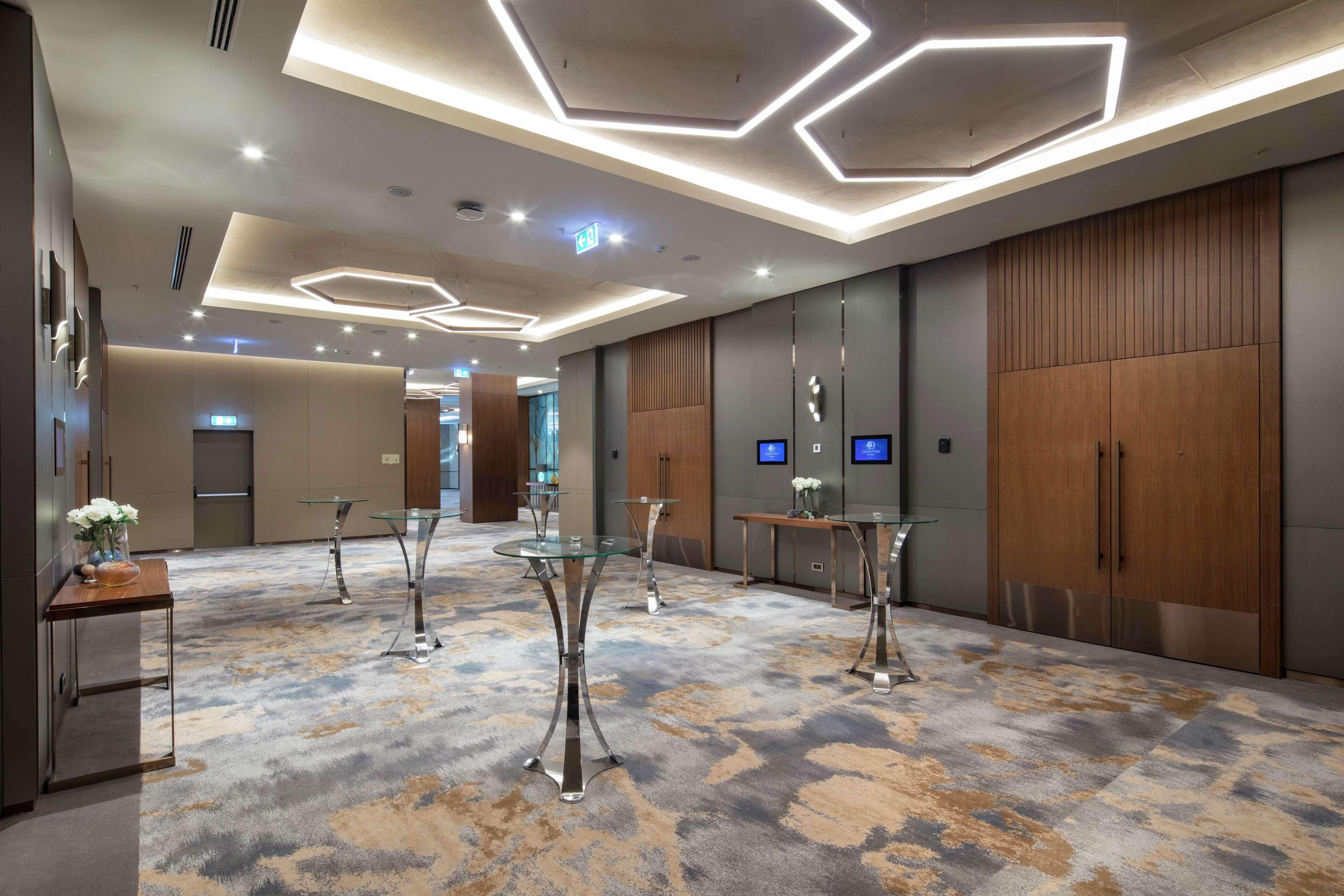Doubletree By Hilton Skopje Hotel Luaran gambar The lobby of the hotel
