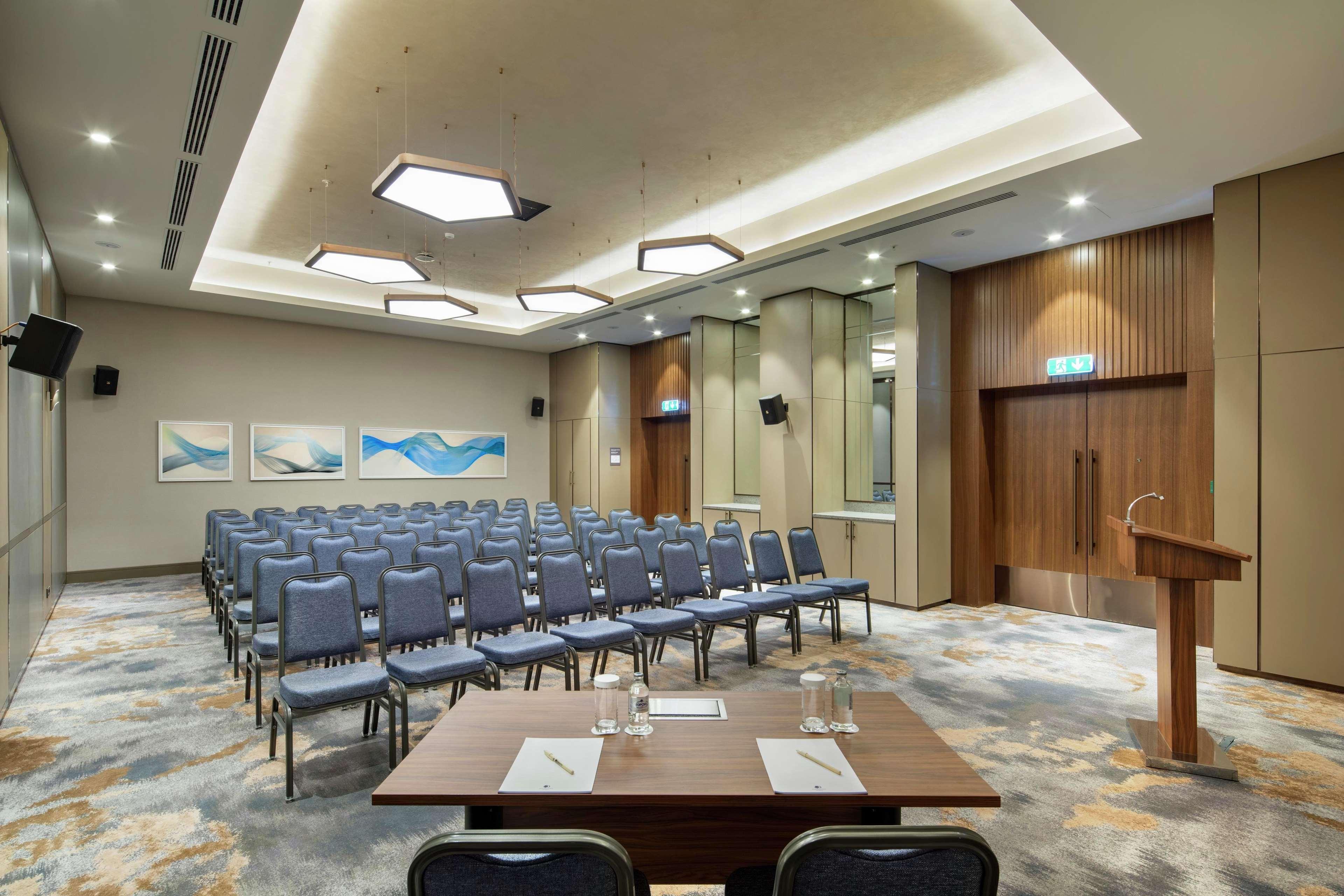 Doubletree By Hilton Skopje Hotel Luaran gambar Meeting room