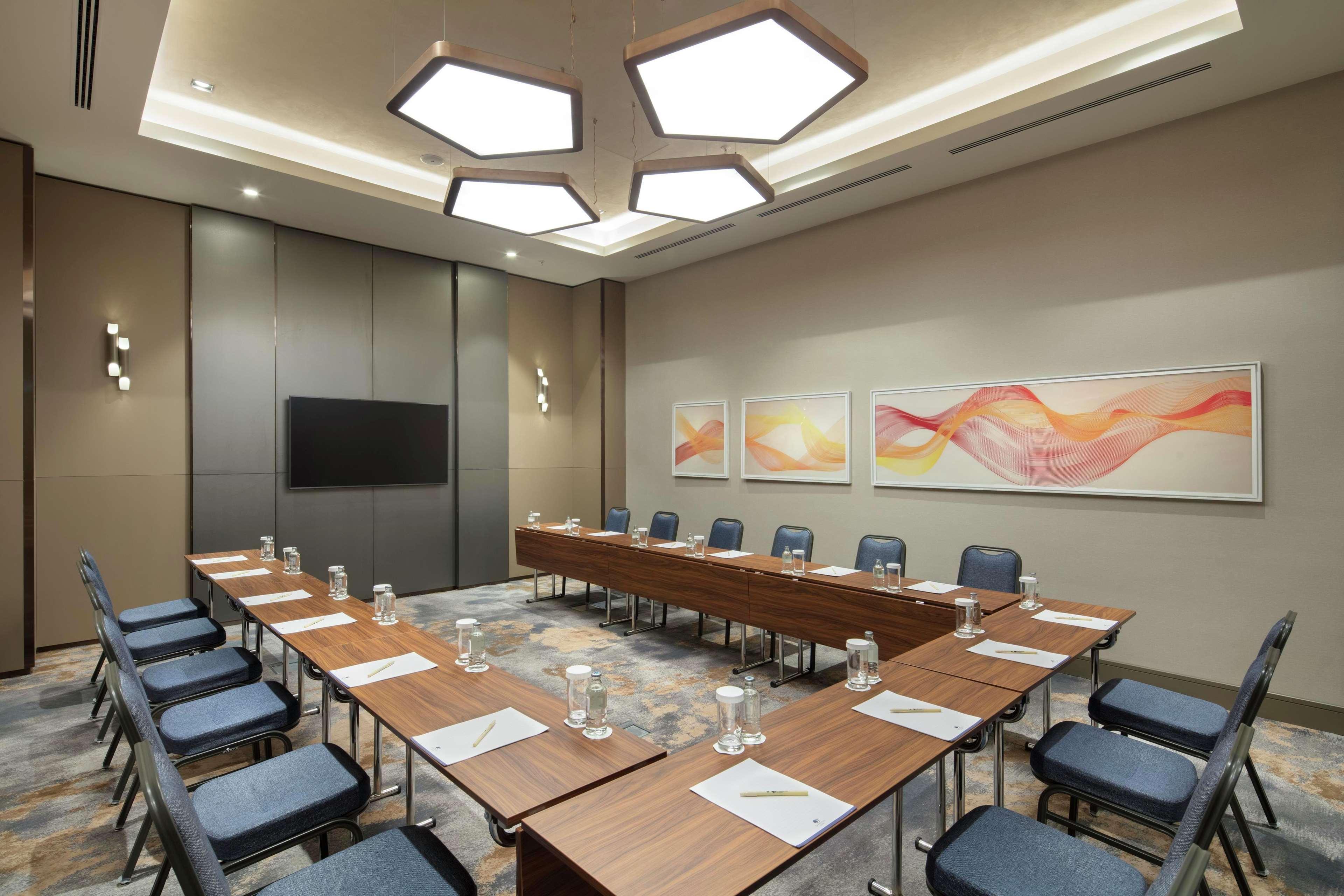 Doubletree By Hilton Skopje Hotel Luaran gambar Meeting room