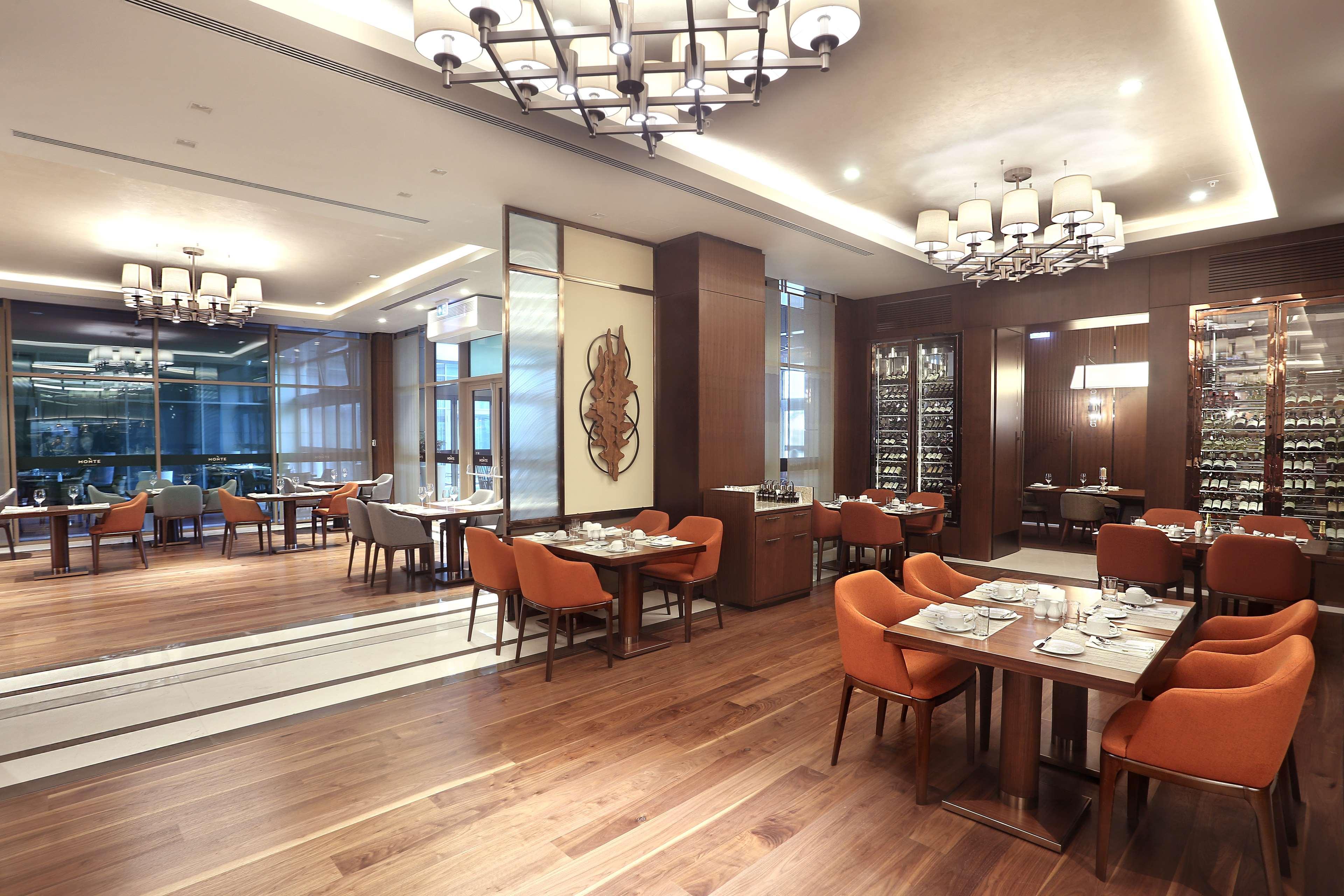Doubletree By Hilton Skopje Hotel Luaran gambar The interior of the restaurant