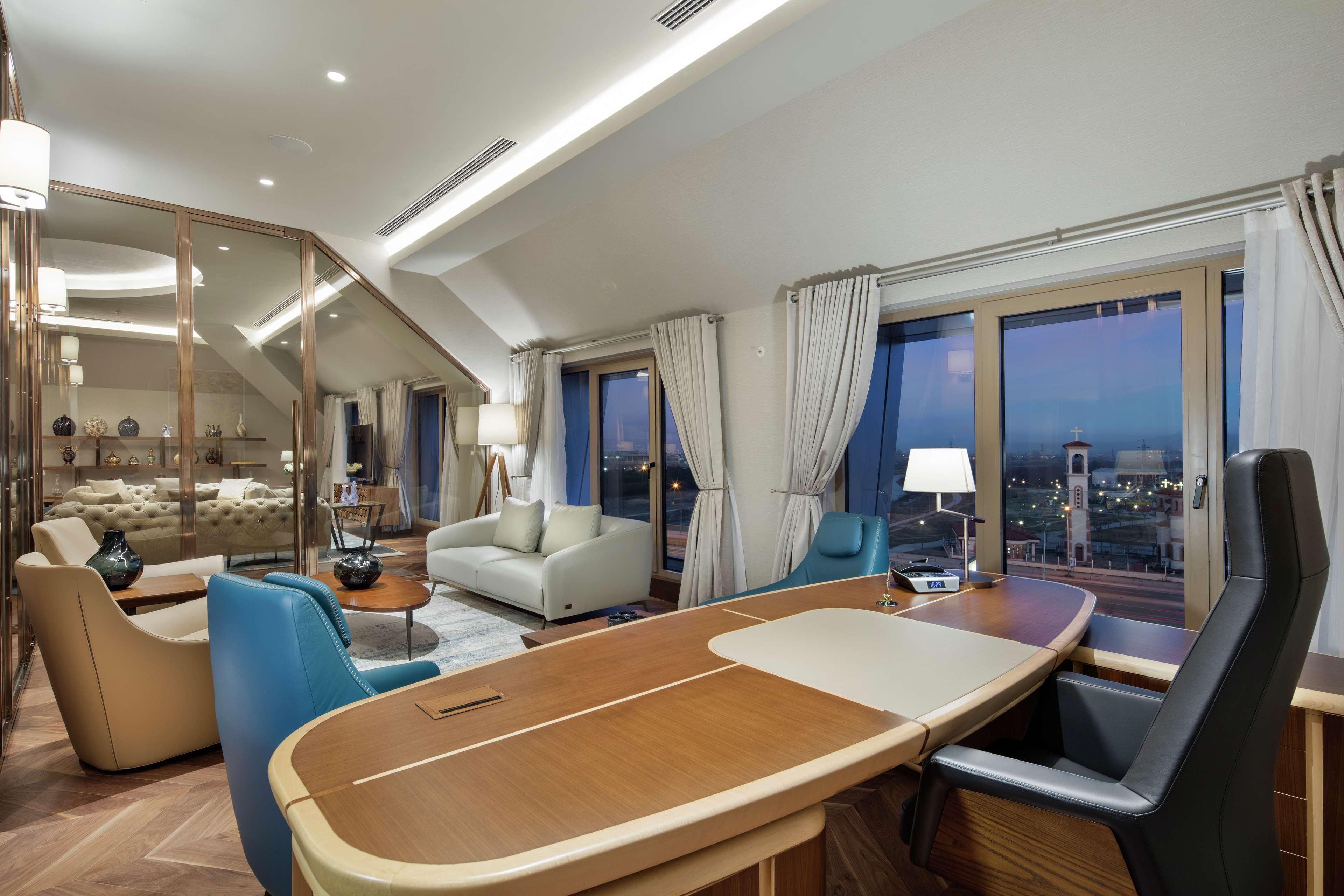 Doubletree By Hilton Skopje Hotel Luaran gambar The interior of the presidential suite