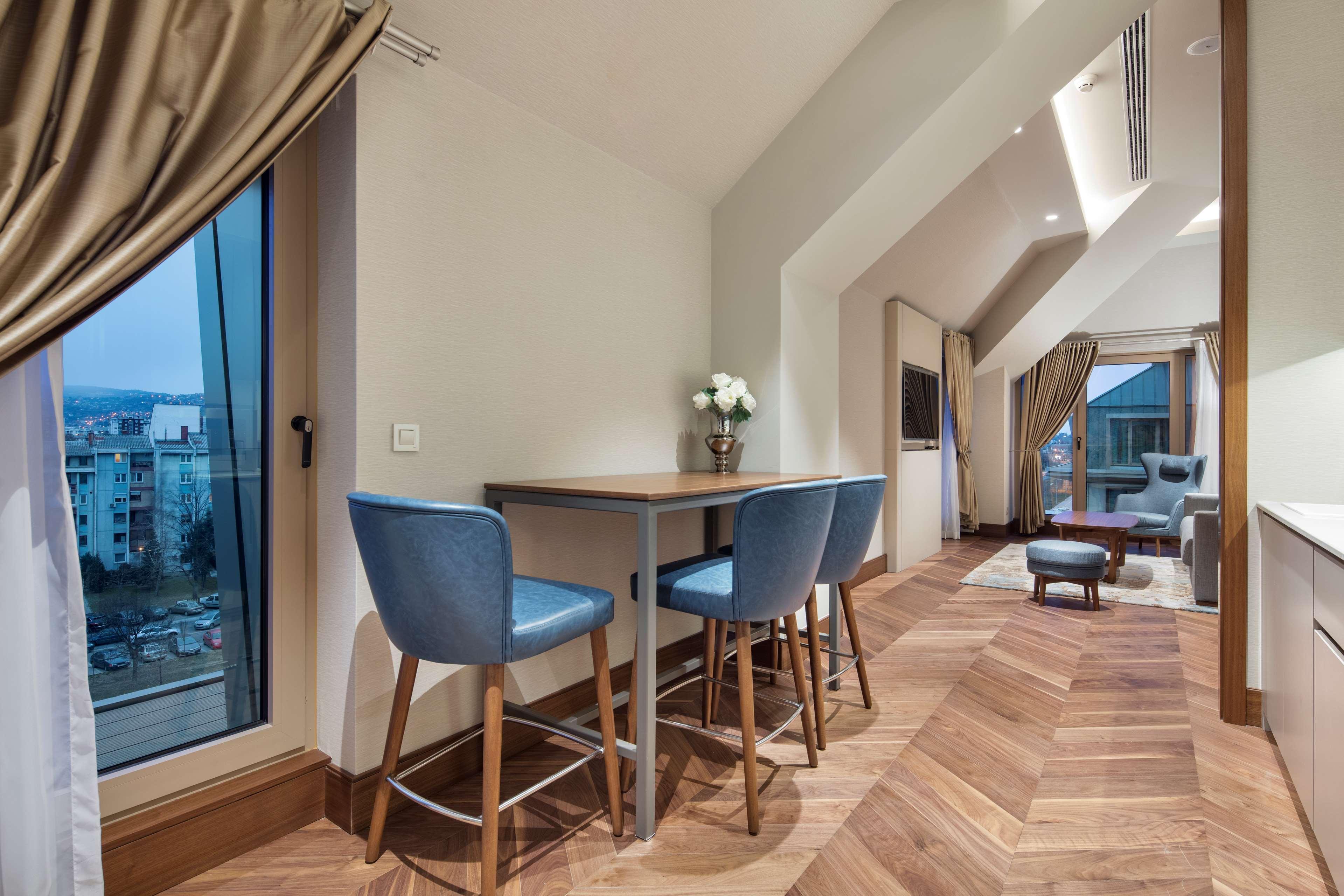 Doubletree By Hilton Skopje Hotel Luaran gambar A suite at the hotel