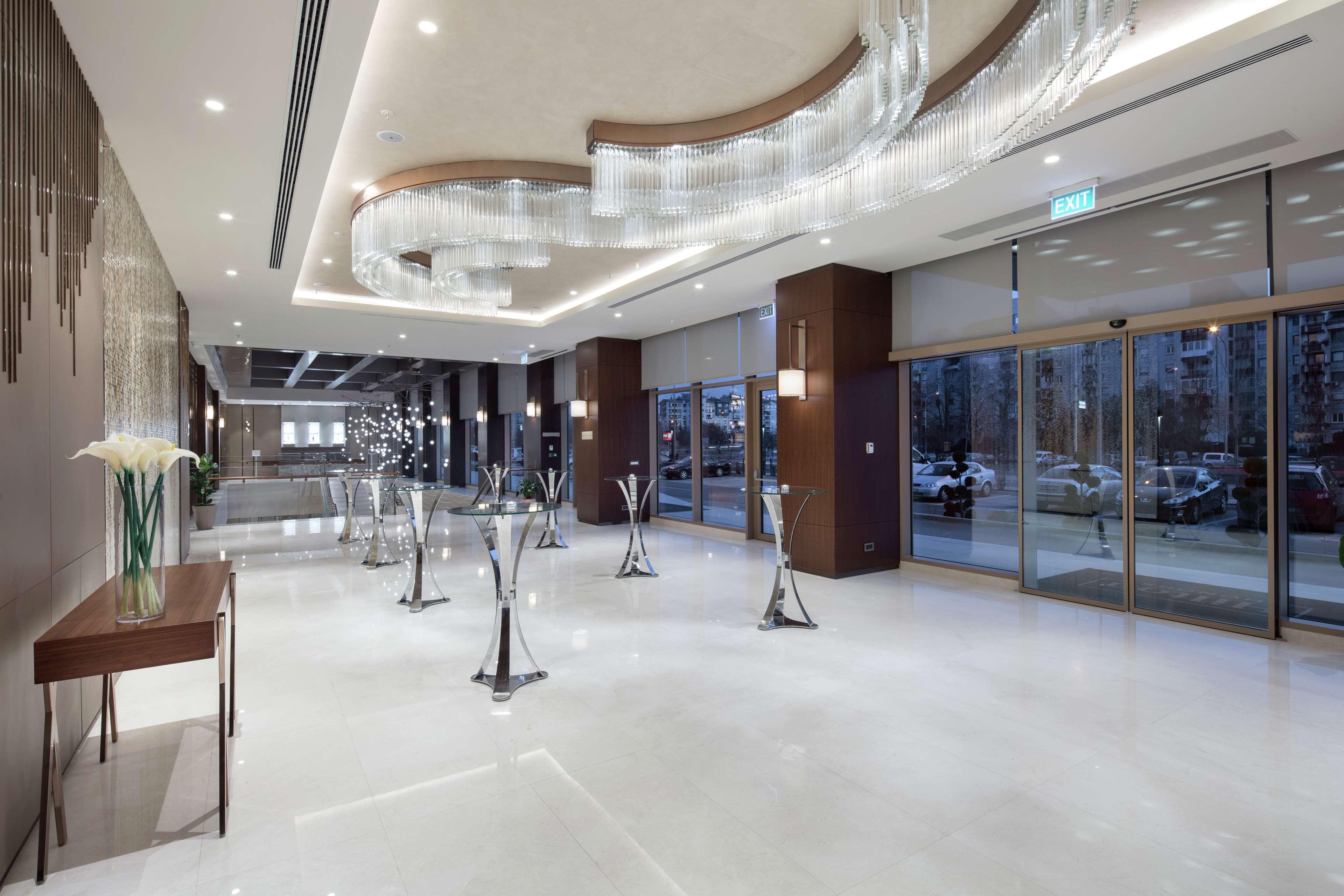 Doubletree By Hilton Skopje Hotel Luaran gambar Lobby