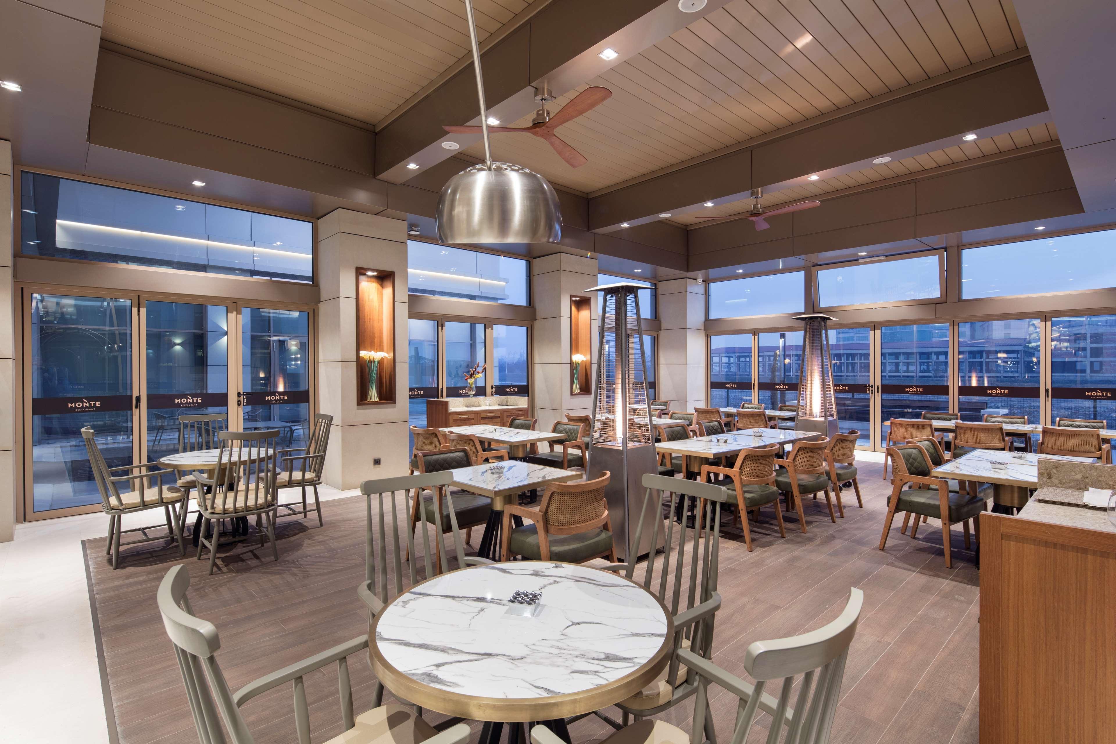 Doubletree By Hilton Skopje Hotel Luaran gambar The restaurant