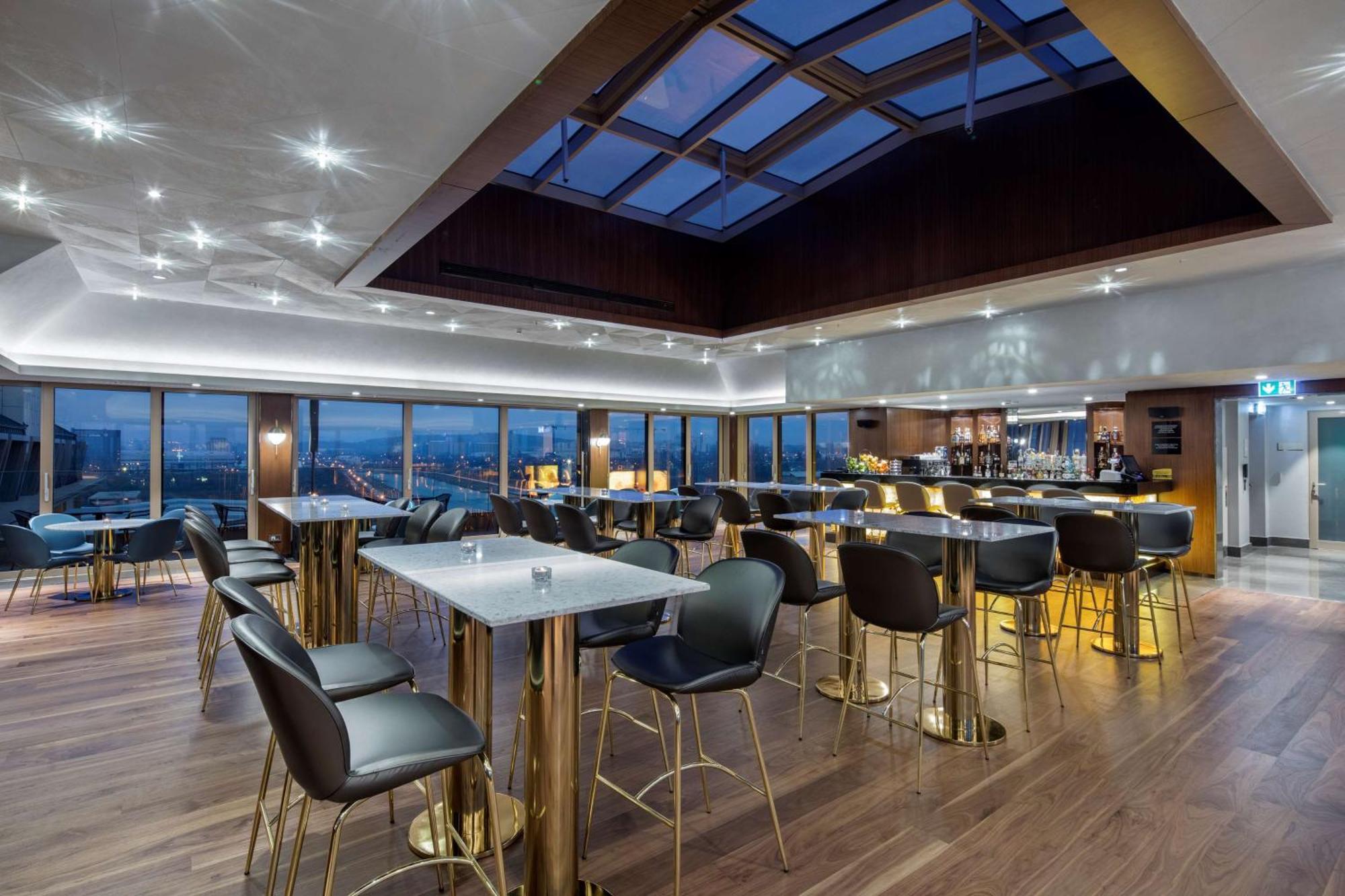 Doubletree By Hilton Skopje Hotel Luaran gambar The Club lounge at London Heathrow Airport