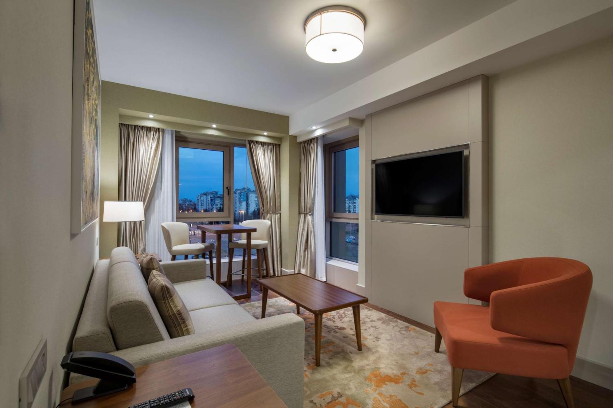 Doubletree By Hilton Skopje Hotel Luaran gambar Living room