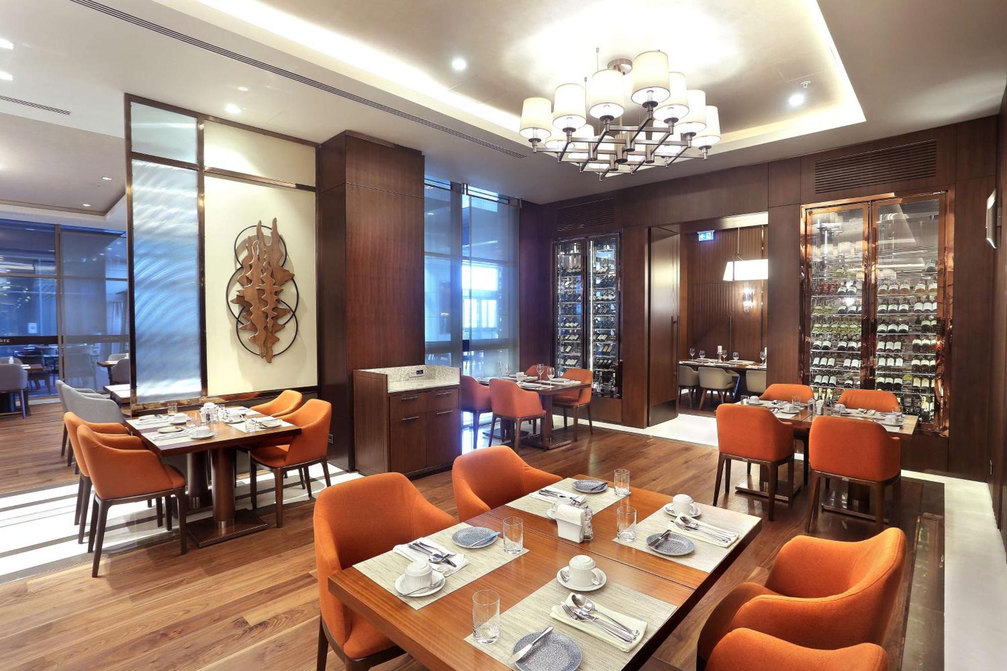 Doubletree By Hilton Skopje Hotel Luaran gambar The interior of the restaurant